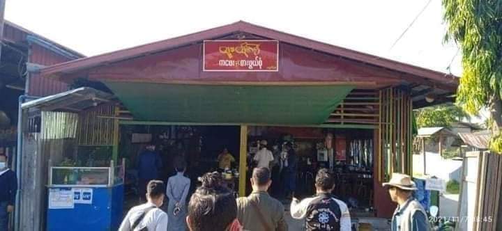 လက်ဖက်ရည်ဆိုင်အတွင်း သေနတ်ပစ်ကိုင်ဆောင်သည့် လူတစ်စု ပစ်ခတ်မှုကြောင့် အရပ်သား (၆) ဦးသေဆုံးပြီး၊ ၁၀ ဦးခန့်ဒဏ်ရာရရှိခဲ့
